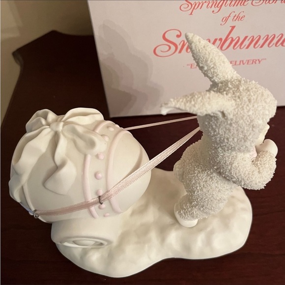 795. NIB DEPARTMENT 56 SNOWBUNNIES EASTER DELIVERY - Picture 2 of 6